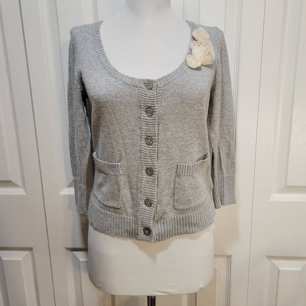 DECREE Light Gray White Flower Accent Button-Front Cardigan Sweater Top sz L EUC